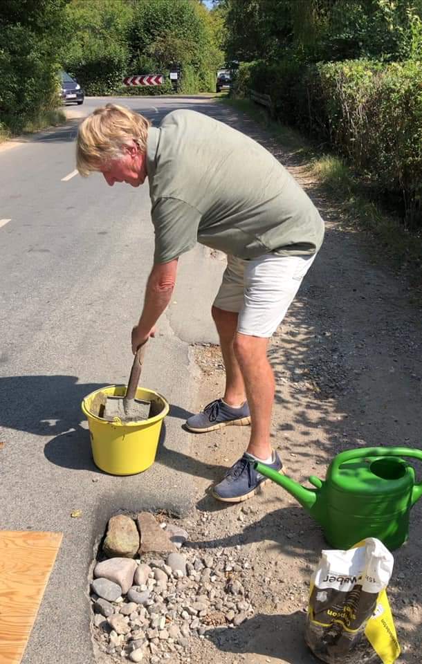 Borgere må selv reparere de hullede&nbsp;veje